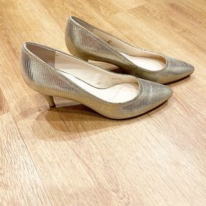 Size 6 Tahari Sparkly Gold Pump Heel